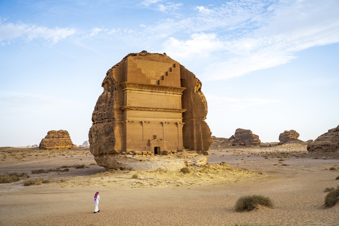 Tempat bersejarah di Madinah AlUla, Saudi Arabia, February 19 2020: Tourists from Saudi Arabia stand with ther guides in front of the tomb of Lihyan son of Kuza, known as Qasr AlFarid, the most iconic tomb in AlUla in the region of Madaβin Saleh, Saudi Arabia