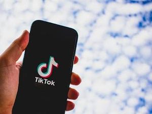 Studi: Mudah Tersinggung hingga Cemas, Ini Tanda-tanda Kecanduan TikTok