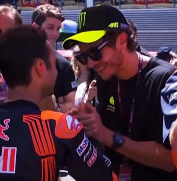Valentino Rossi bertemu Dani Pedrosa di MotoGP Spanyol 2023.