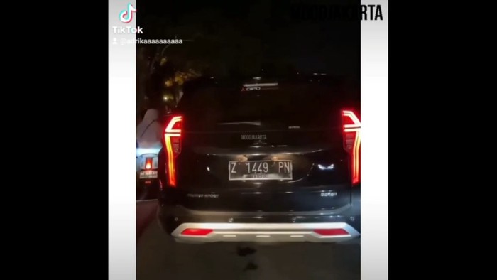 Mobil yang ditumpangi Pj Wali Kota Tasikmalaya Cheka Virgowansyah melaju lawan arah dengan strobo sampai menyenggol mobil lain. Kejadian ini berlangsung di Jalan Imogiri, Yogyakarta.