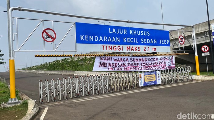 Warga memasang spanduk menuntut exit Tol Gedebage KM 149 tetap dibuka.