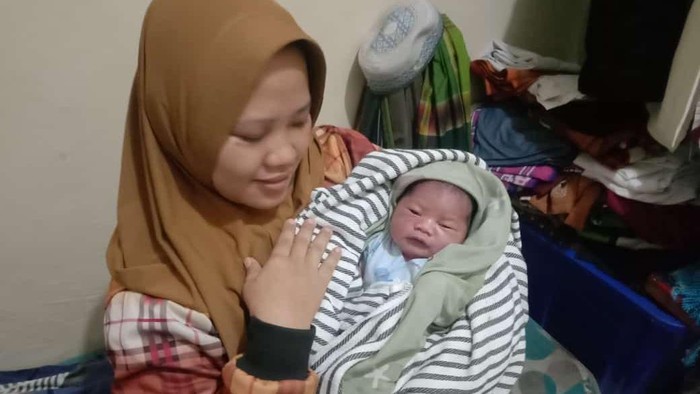Warga menemukan bayi perempuan yang diduga sengaja ditinggalkan orang tua di warung kopi, Beji, Depok, Jabar, Selasa (2/5/2023) dini hari.