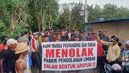 Puluhan warga Desa Tegal Badeng Barat, Jembrana menolak pembangunan pabrik limbah B3, Selasa (2/5/2023).