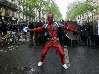 Wow! Deadpool Ikut Aksi May Day di Paris