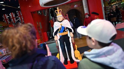 Wow... King Charles Versi Lego, Hampir Sebesar Aslinya