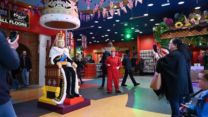 Wow... King Charles Versi Lego, Hampir Sebesar Aslinya Shoppers take pictures of a full size LEGO figure depicting Britain's King Charles III at Hamleys toy store in central London on April 27, 2023. - The LEGO King is seated on his Royal Throne and is made of 73,412 LEGO bricks to celebrate the coronation of Britain's King Charles III taking place on May 6. (Photo by JUSTIN TALLIS / AFP) (Photo by JUSTIN TALLIS/AFP via Getty Images)