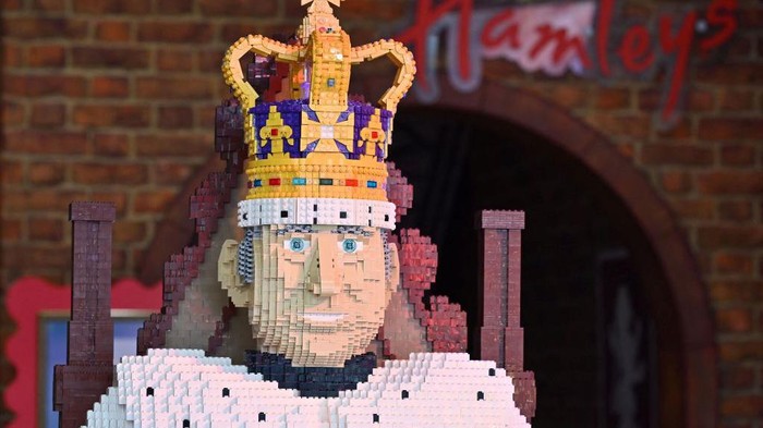 Wow... King Charles Versi Lego, Hampir Sebesar Aslinya Shoppers take pictures of a full size LEGO figure depicting Britain's King Charles III at Hamleys toy store in central London on April 27, 2023. - The LEGO King is seated on his Royal Throne and is made of 73,412 LEGO bricks to celebrate the coronation of Britain's King Charles III taking place on May 6. (Photo by JUSTIN TALLIS / AFP) (Photo by JUSTIN TALLIS/AFP via Getty Images)