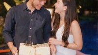 Bersama dengan Jessica Mila, Yakub Hasibuan pun merayakan dengan penuh keromantisan. Jessica Mila memberikan kejutan kue ulang tahun yang berbentuk unik. Foto: Instagram @pettyhasibuan