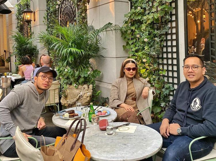 Kedekatan Yakub Hasibuan bersama Keluarga saat Pesta Makan-makan