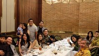 Tak hanya bersama sang kakak, ada juga momen Yakub Hasibuan saat makan malam bersama dengan keluarga besar. Tampak sang ibu dan keponakan ikut bersama. Foto: Instagram @pettyhasibuan