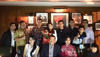 Begitupun dengan momen makan makan bersama dengan keluarga besarnya. Yakub Hasibuan tak pernah absen dalam acara keluarga. Foto: Instagram @pettyhasibuan