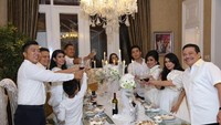 Kalau yang satu ini adalah momen makan bersama keluarga dalam rangka Hari Natal. Yakub Hasibuan bersama keluarga kompak dengan mengenakan pakaian serba putih. Foto: Instagram @pettyhasibuan
