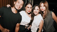Kedekatan Yakub Hasibuan dengan keluarganya banyak dibagikan lewat Instagramnya. Salah satunya momen pesta bersama sang kakak dan calon istri Jessica Mila. Foto: Instagram @pettyhasibuan