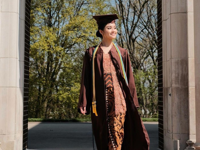 6 Potret Yoriko Angeline yang Lulus Kuliah dengan Predikat Summa Cum Laude