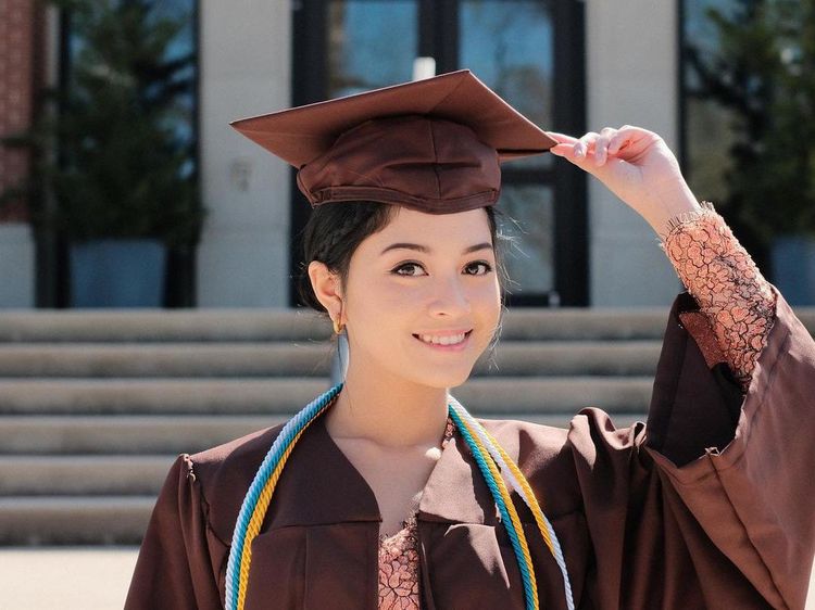 6 Potret Yoriko Angeline yang Lulus Kuliah dengan Predikat Summa Cum Laude