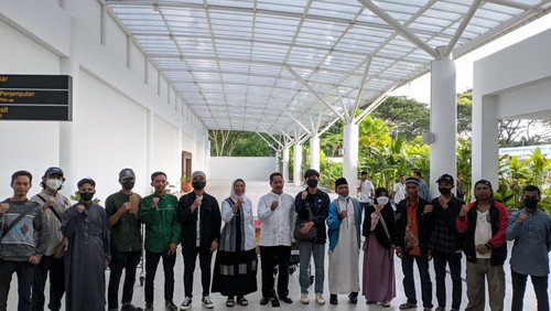 10 orang mahasiswa tiba di Bandara Lombok, Rabu (3/5/2023).