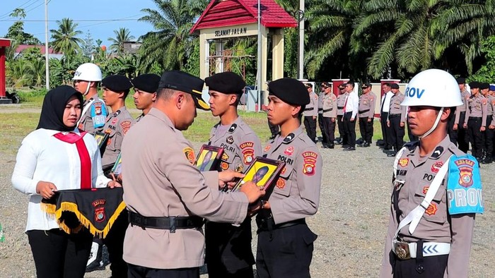 4 anggota Polres Mamuju Tengah dipecat tidak dengan hormat.