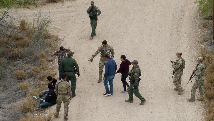 FILE PHOTO: Border patrol agents and Texas Army National Guard soldiers detain migrants, who were hiding in thick brush, after they crossed the Rio Grande river into the United States from Mexico in La Joya, Texas, U.S., March 17, 2023. REUTERS/Adrees Latif/File Photo