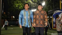 Cak Imin tampak mengenakan batik berwarna coklat. Sesampainya di Cikeas, Cak Imin disambut oleh Ketua Umum (Ketum) Partai Demokrat Agus Harimurti Yudhoyono.