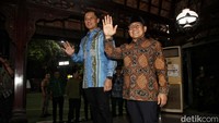 Meski hujan, AHY langsung menghampiri Cak Imin. Keduannya berjabat tangan dan saling sapa sebelum kemudian masuk ke dalam rumah. Baik Cak imin maupun AHY tak mengatakan apapun. Mereka hanya melambaikan tangan dan melemparkan senyum kepada awak media.