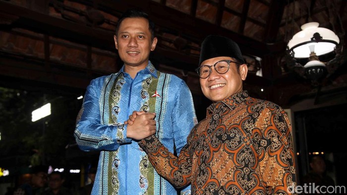 Ketum PKB Muhaimin Iskandar atau Cak Imin berkunjung ke kediaman Ketua Majelis Tinggi Partai Demokrat Susilo Bambang Yudhoyono (SBY) di Puri Cikeas.