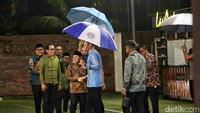 Pantauan detikcom, Rabu (3/5/2023) Cak Imin tiba di Cikeas sekitar pukul 19.39 WIB. Adapun kondisi cuaca di lokasi sedang hujan.