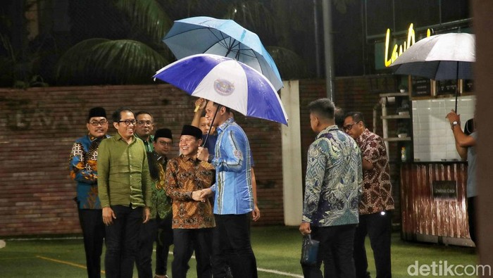 Ketum PKB Muhaimin Iskandar atau Cak Imin berkunjung ke kediaman Ketua Majelis Tinggi Partai Demokrat Susilo Bambang Yudhoyono (SBY) di Puri Cikeas.