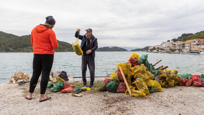 Aksi Penyelam Bersihkan Sampah di Laut Sekitar Pulau Mljet Kroasia A scuba diver pulls up a paddle out of the Adriatic Sea in Polace, Croatia, April 29, 2023. REUTERS/Antonio Bronic