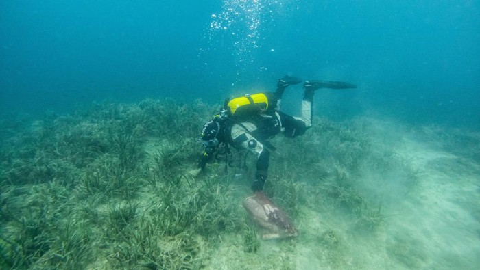 Aksi Penyelam Bersihkan Sampah di Laut Sekitar Pulau Mljet Kroasia A scuba diver pulls up a paddle out of the Adriatic Sea in Polace, Croatia, April 29, 2023. REUTERS/Antonio Bronic
