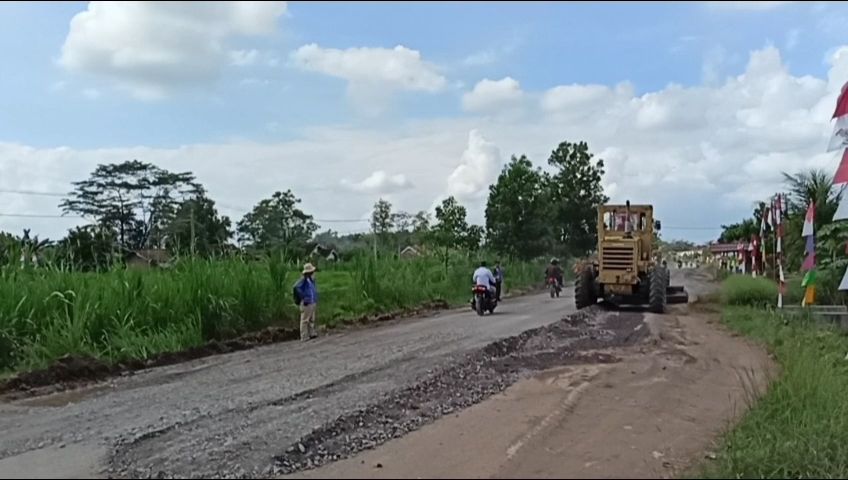 Alat berat yang bekerja menutupi lubang jalan di kecamatan Rumbia, Lampung Tengah (Foto: Istimewa)