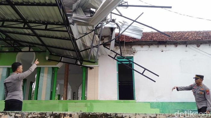 Angin kencang menerjang fasilitas umum di Probolinggo Angin kencang menerjang fasilitas umum di Probolinggo