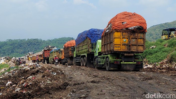 Antrean Truk Sampah di Jalan Menuju TPA Sarimukti KBB