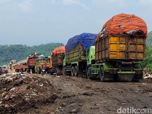 Pengelola TPA Sarimukti Tebar Batu Pecah dan Balok di Lintasan Truk