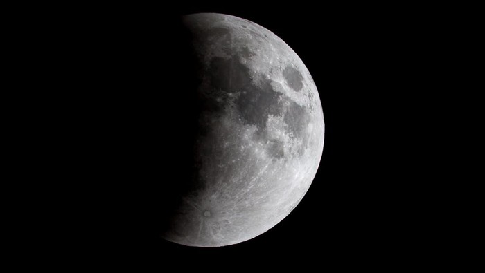 Gerhana bulan dinantikan masyarakat karena menampilkan penampakan bulan yang berbeda dari biasanya. Lantas, apakah gerhana bulan boleh dilihat langsung?