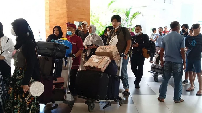 Penumpang di Bandara Ngurah Rai, Badung, Bali.