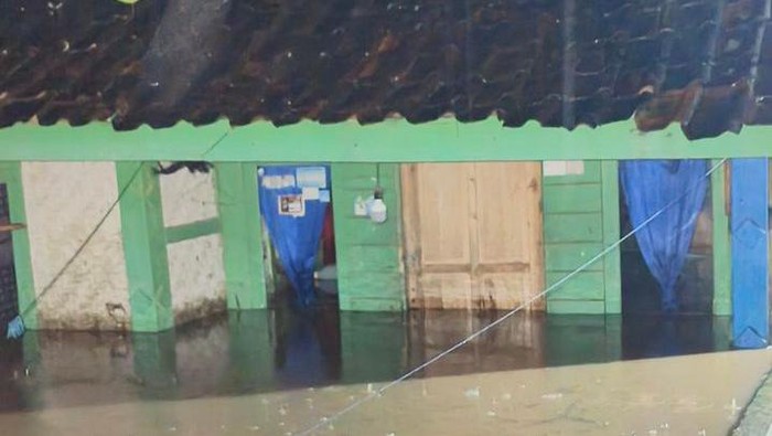 Banjir menerjang empat kecamatan di Cianjur, Rabu (3/5/2023) malam.