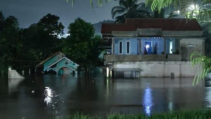 Banjir menerjang empat kecamatan di Cianjur, Rabu (3/5/2023) malam.