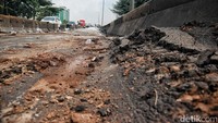 Pembetonan dilakukan untuk mengganti aspal yang bergelombang akibat tak kuat menahan beban kendaraan khususnya bus TransJakarta.