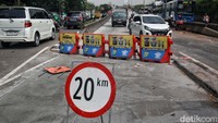 Pembetonan dilakukan di flyover Pesing, tepatnya di turunan yang mengarah ke Grogol. 