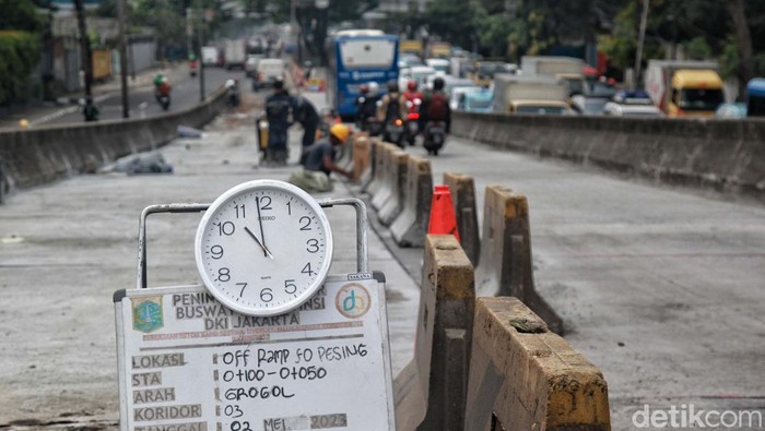 Betonisasi tengah dilakukan di Flyover Pesing, Jakbar. Akibatnya terjadi kemacetan panjang di Jalan Daan Mogot karena falyover hanya bisa dilintasi satu jalur.