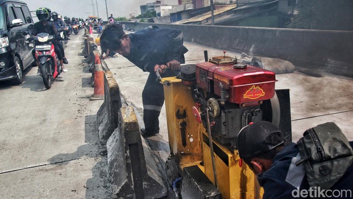 Betonisasi tengah dilakukan di Flyover Pesing, Jakbar. Akibatnya terjadi kemacetan panjang di Jalan Daan Mogot karena falyover hanya bisa dilintasi satu jalur.