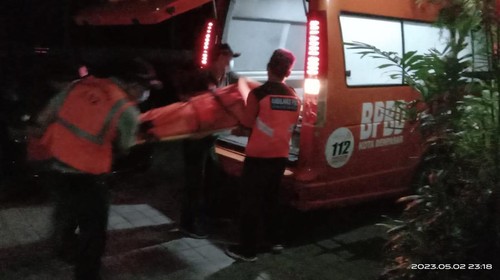 Proses evakuasi WNA Australia meninggal di rumah kontrakannya di Jalan Kanda, Gang I Nomor 189, Kelurahan Sanur, Kecamatan Denpasar Selatan, Kota Denpasar, Selasa (2/5/2023) malam.
