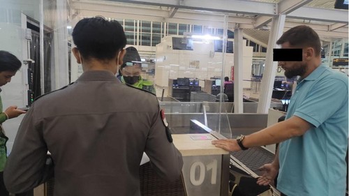 Rudenim Denpasar mendeportasi bule Rusia berinisial IE, Rabu (3/5/2023).