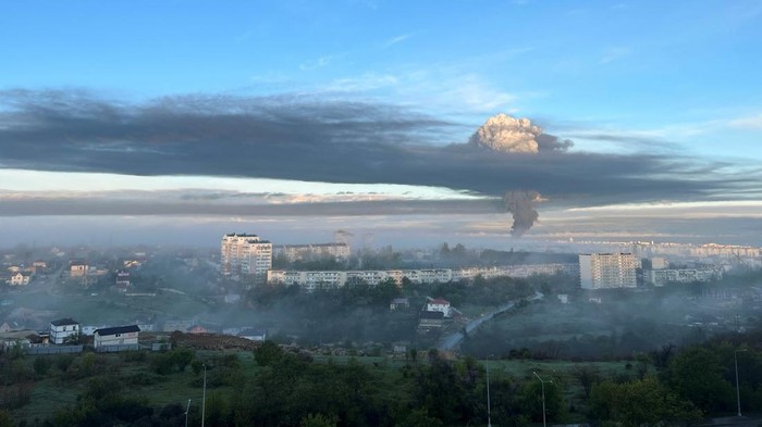 Depo BBM Milik Rusia di Krimea Hancur Diserang Drone Smoke rises over a fuel tank following an alleged drone attack in Sevastopol, Crimea, April 29, 2023. REUTERS/Stringer