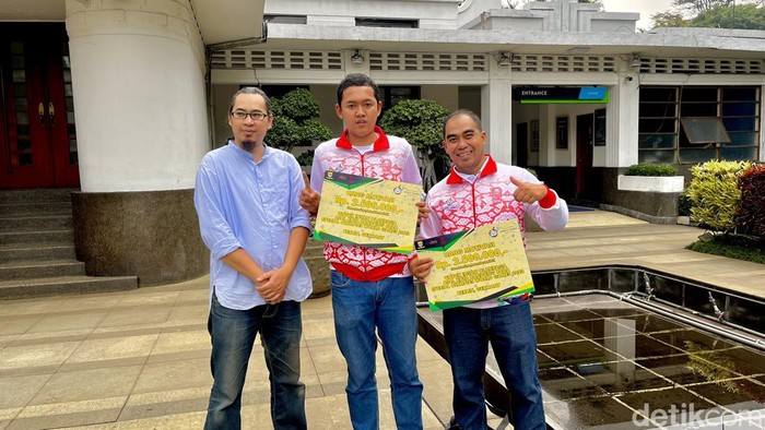 Dewangga (tengah) diapit oleh sang ayah dan pelatihnya dalam pelepasan atlet SOWG ke Berlin.
