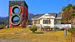 Di sini Bisa Ngopi Sore di Dalam Miniatur Kamera Besar yang Unik dan Keren