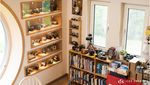 Di sini Bisa Ngopi Sore di Dalam Miniatur Kamera Besar yang Unik dan Keren