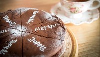 Dreamy Camera Cafe juga terkenal dengan kue cokelatnya yang enak. Ditemani secangkir kopi, dan pemandangan yang indah, membuat kafe ini memiliki daya tariknya sendiri. Foto: Pool/Site