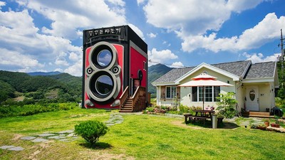 Di sini Bisa Ngopi Sore di Dalam Miniatur Kamera Besar yang Unik dan Keren