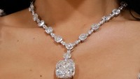 Kalung berlian yang dipakai Dua Lipa adalah dari Tiffany & Co. Foto: GC Images/Ray Tamarra